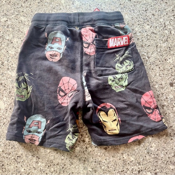 H&M Kids' Black MARVEL Graphic Shorts l Size:6 - Picture 3 of 9